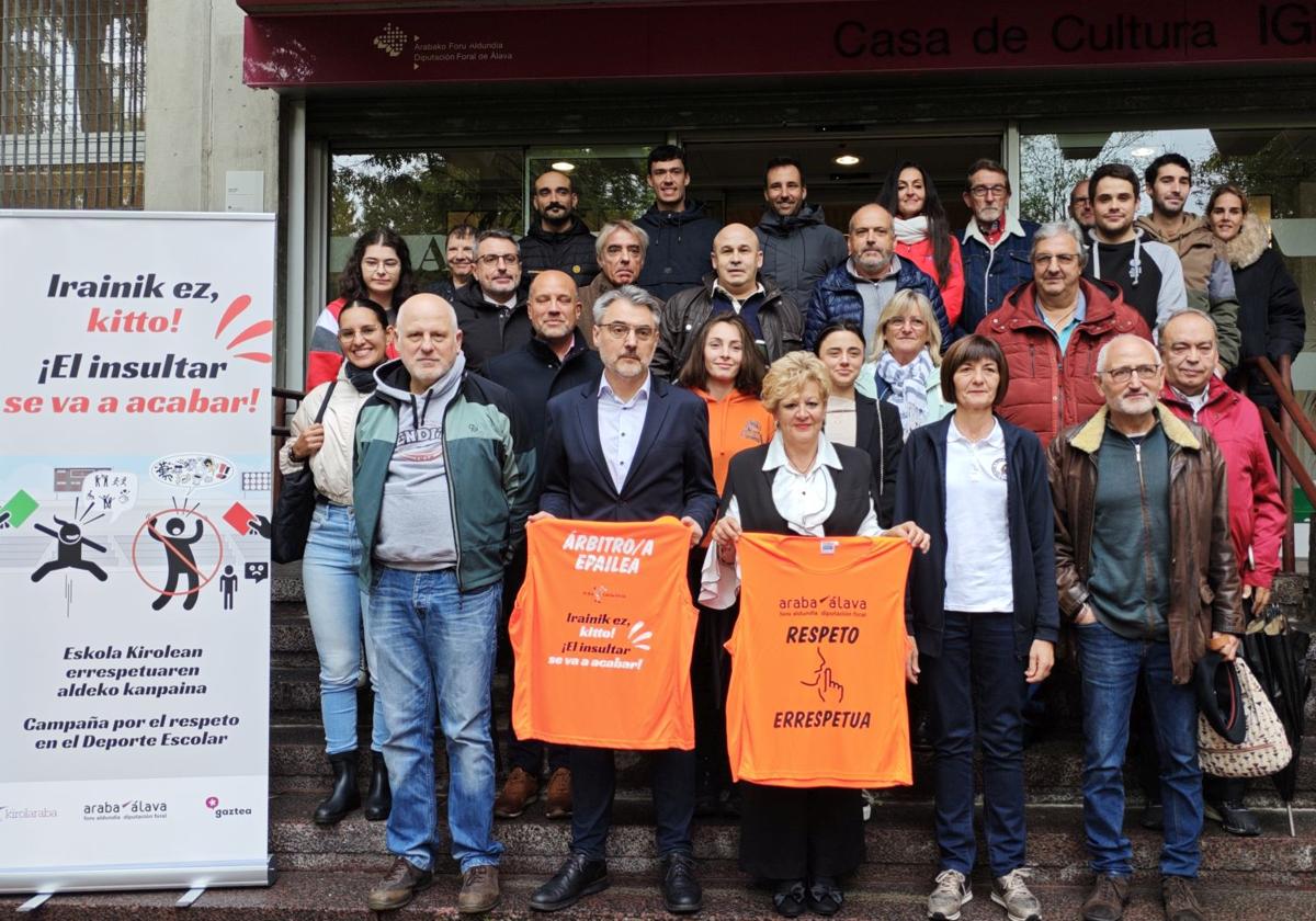 Foto de familia con representantes institucionales, de clubes y federaciones.