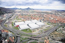 Vista aérea de Barakaldo, con los pabellones del BEC en primer término.