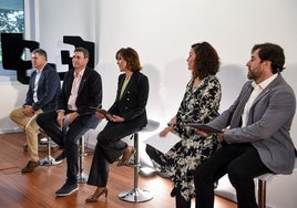 Eva Ferreira, junto con miembros de su equipo para las elecciones a rectorado, en un acto este miércoles en Bilbao.