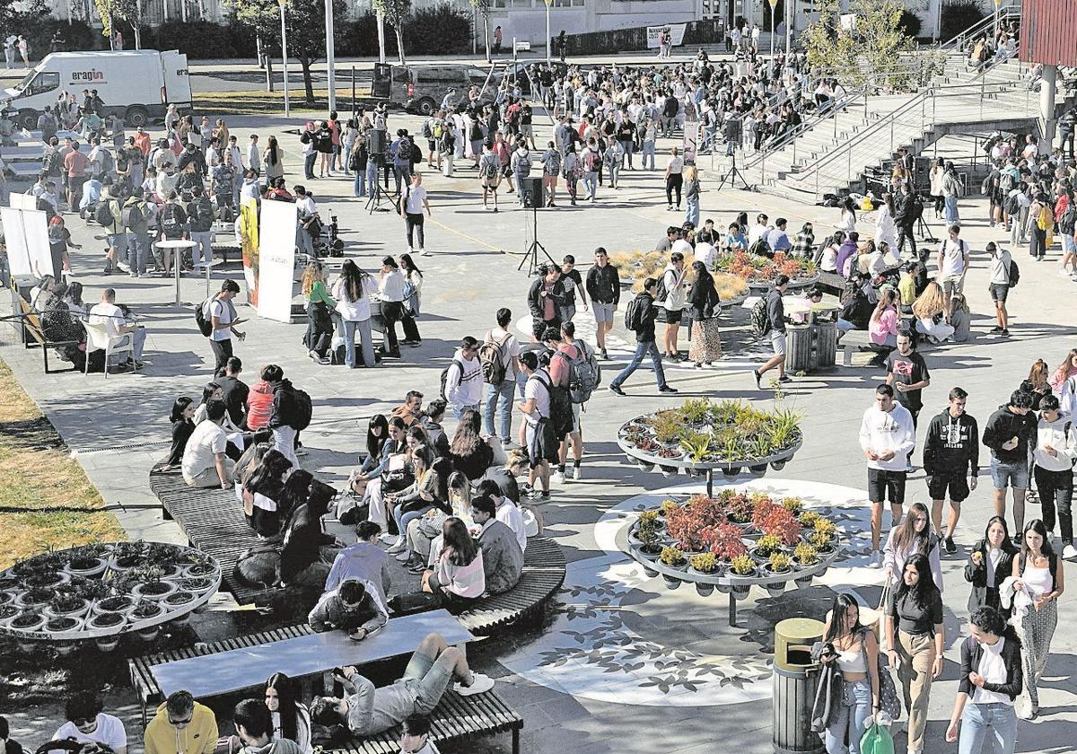 Estudiantes en el campus de Leioa.