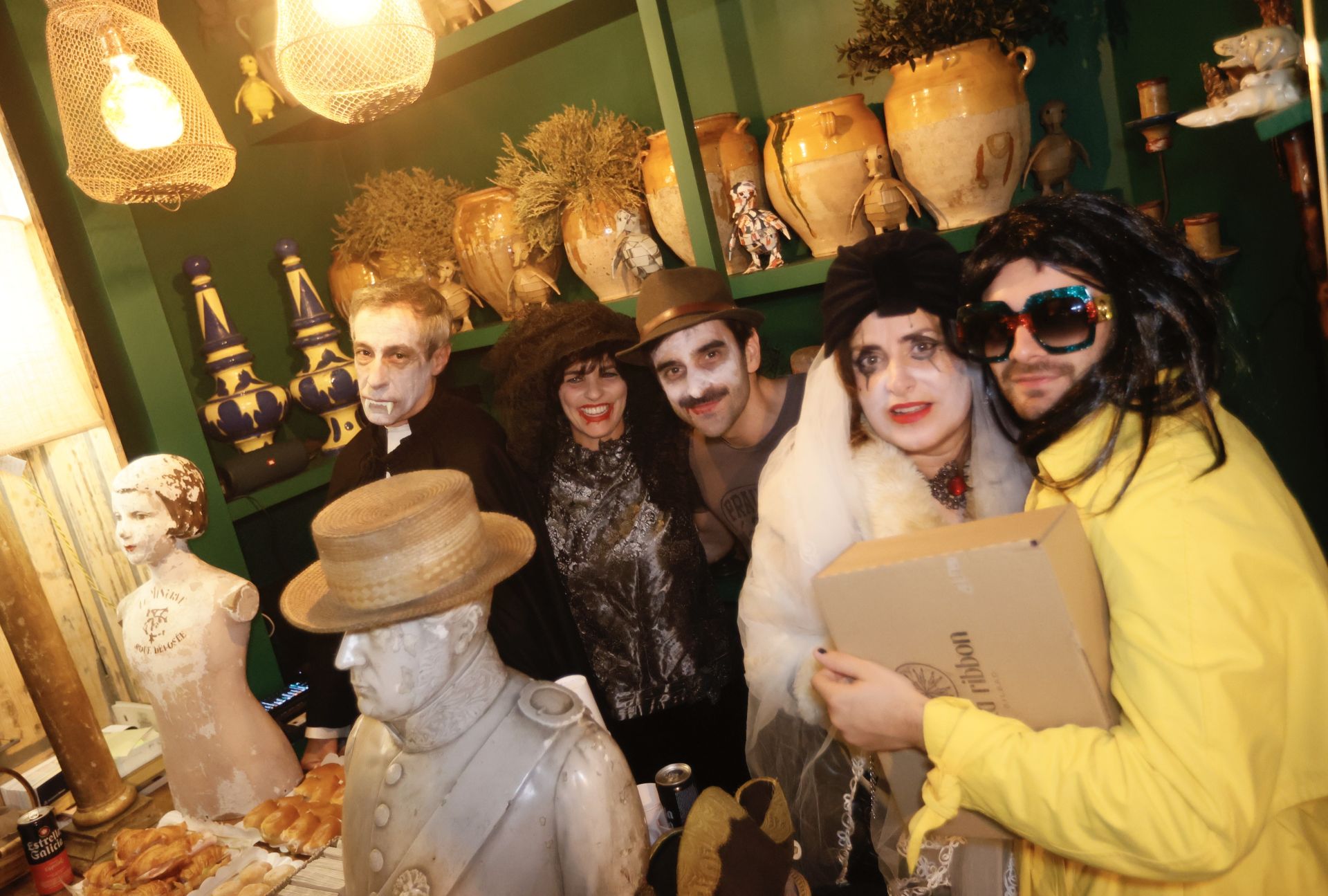 Concierto, malabarista en bicicleta, picoteo de muerte, disfraces... la sorprendente fiesta de Halloween de una tienda de Bilbao