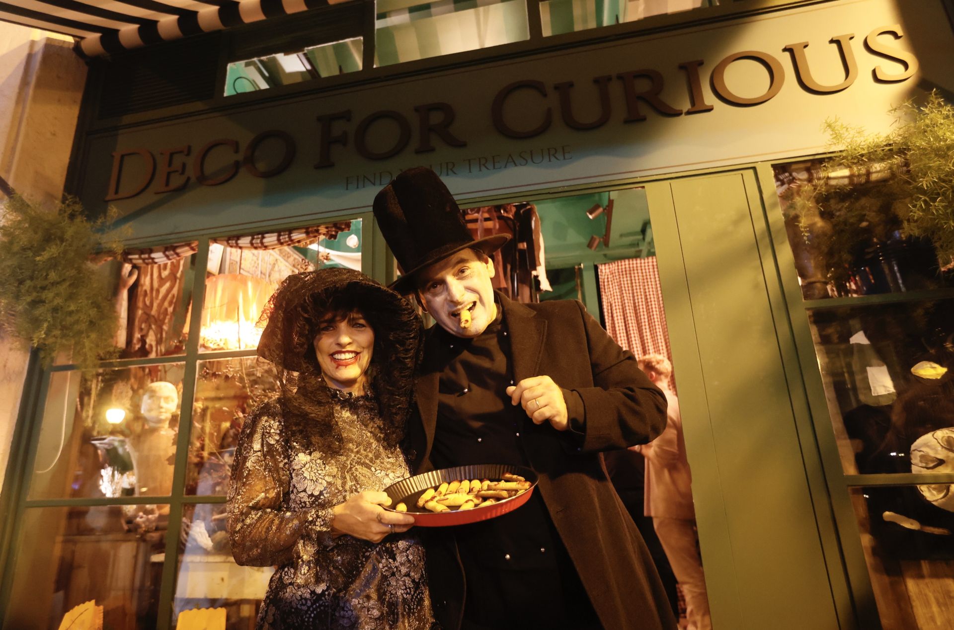 Concierto, malabarista en bicicleta, picoteo de muerte, disfraces... la sorprendente fiesta de Halloween de una tienda de Bilbao