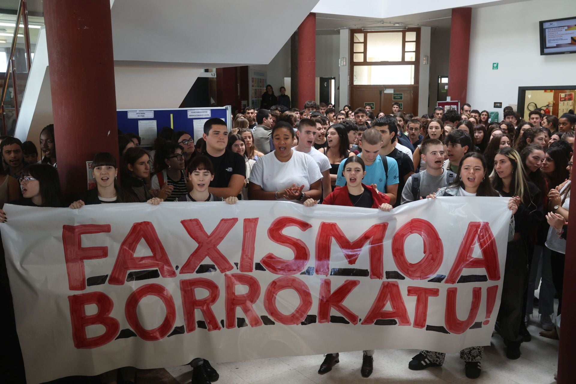 Concentración de estudiantes en la Facutlad de Derecho contra la presencia del profesor.