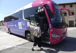 Una viajera se sube a un autocar de Alavabus en Zambrana.