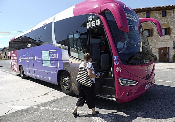 Una viajera se sube a un autocar de Alavabus en Zambrana.