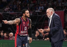 Laso dialoga con Howard durante el partido ante el Olimpia Milano.