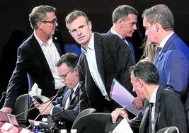 Jon Uriarte con los miembros de su junta en la asamblea del lunes en el Palacio Euskalduna.