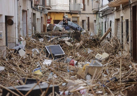 Vista de una calle afectada en Paiporta, tras las fuertes lluvias causadas por la DANA.