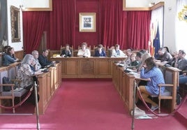 Imagen de la sesión plenaria, con el asiento vacío a la izquierda del representante del PP, Santiago López, que formará parte del Parlamento vasco.