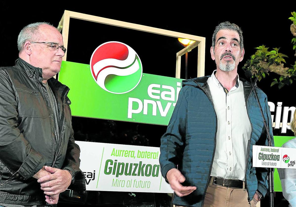 El presidente saliente del GBB, Joseba Egibar, y Eneko Goia, en un acto electoral.