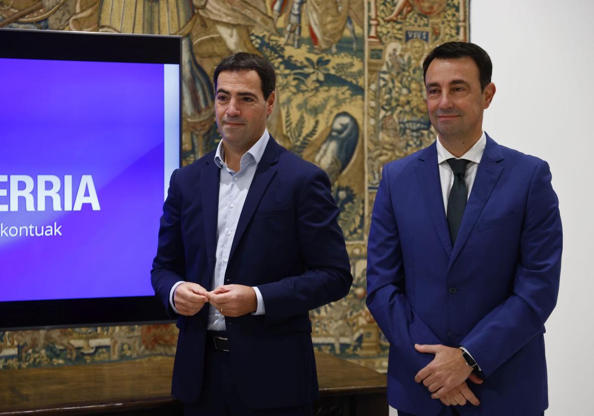 El lehendakari, Imanol Pradales, y el vicelehendakari segundo, Mikel Torres, este jueves en la entrega del proyecto presupuestario en el Parlamento vasco.