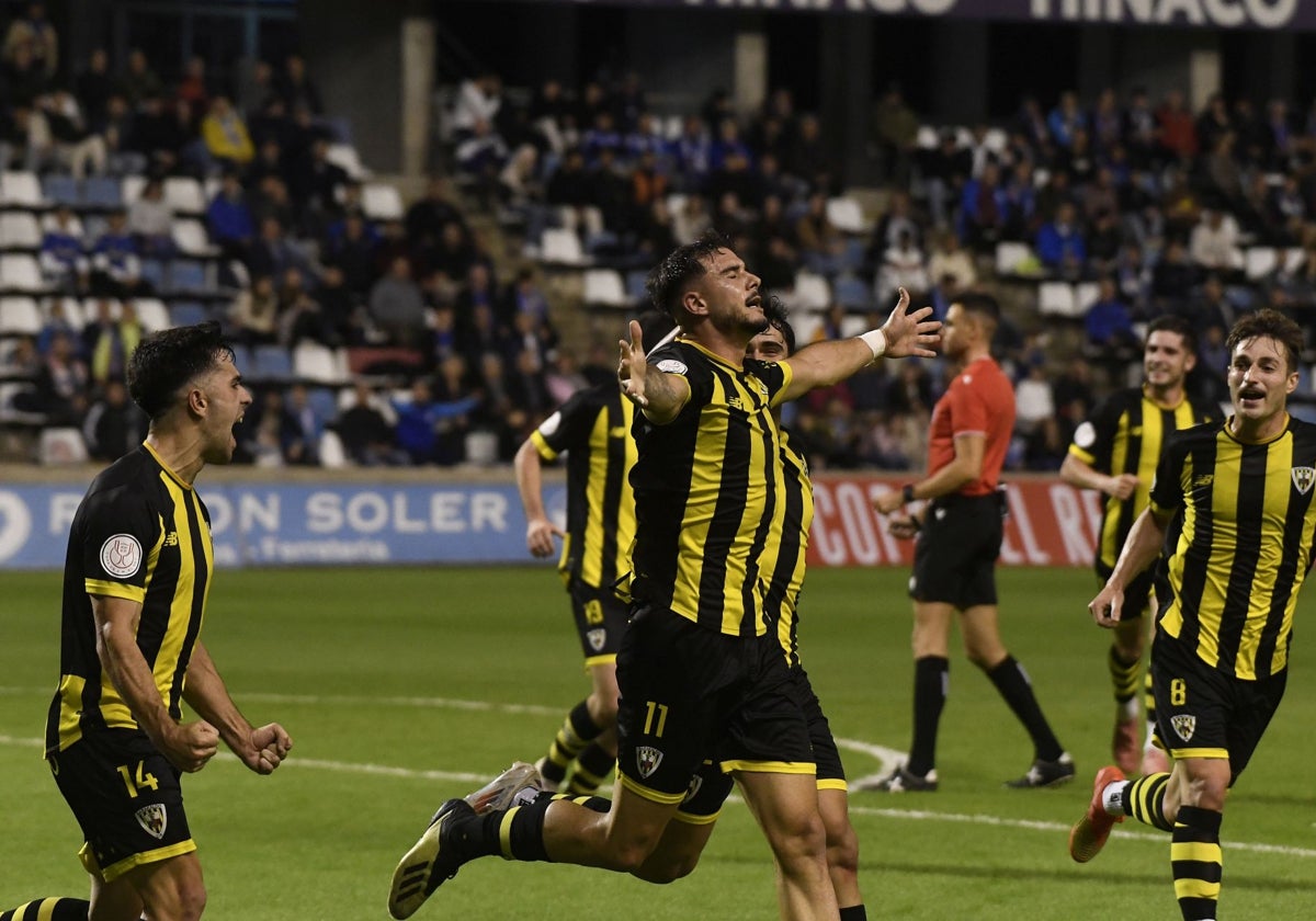 Adrián Revilla celebra uno de los tres goles que el Barakaldo marcó al Lleida en Copa del Rey.