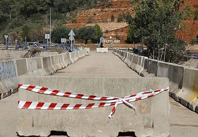 El puente cortado al paso de vehículos.