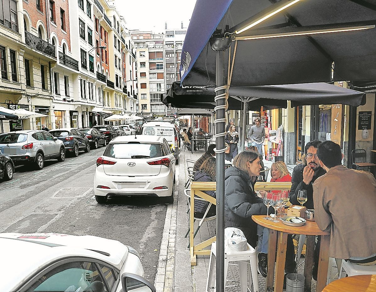 Varios clientes toman diversas consumiciones en un bar de García Rivero.