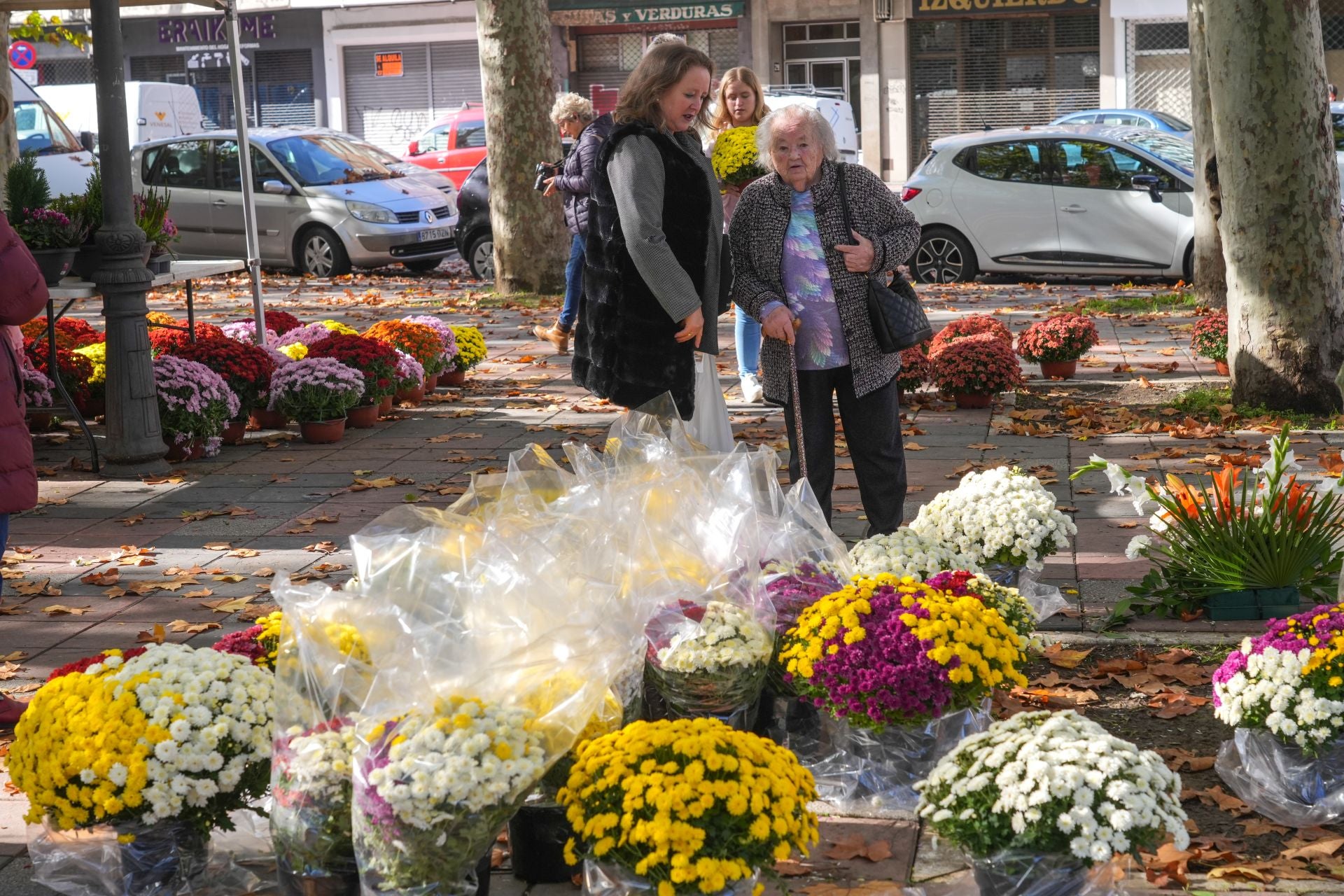 Flores y recuerdos en los cementerios vitorianos