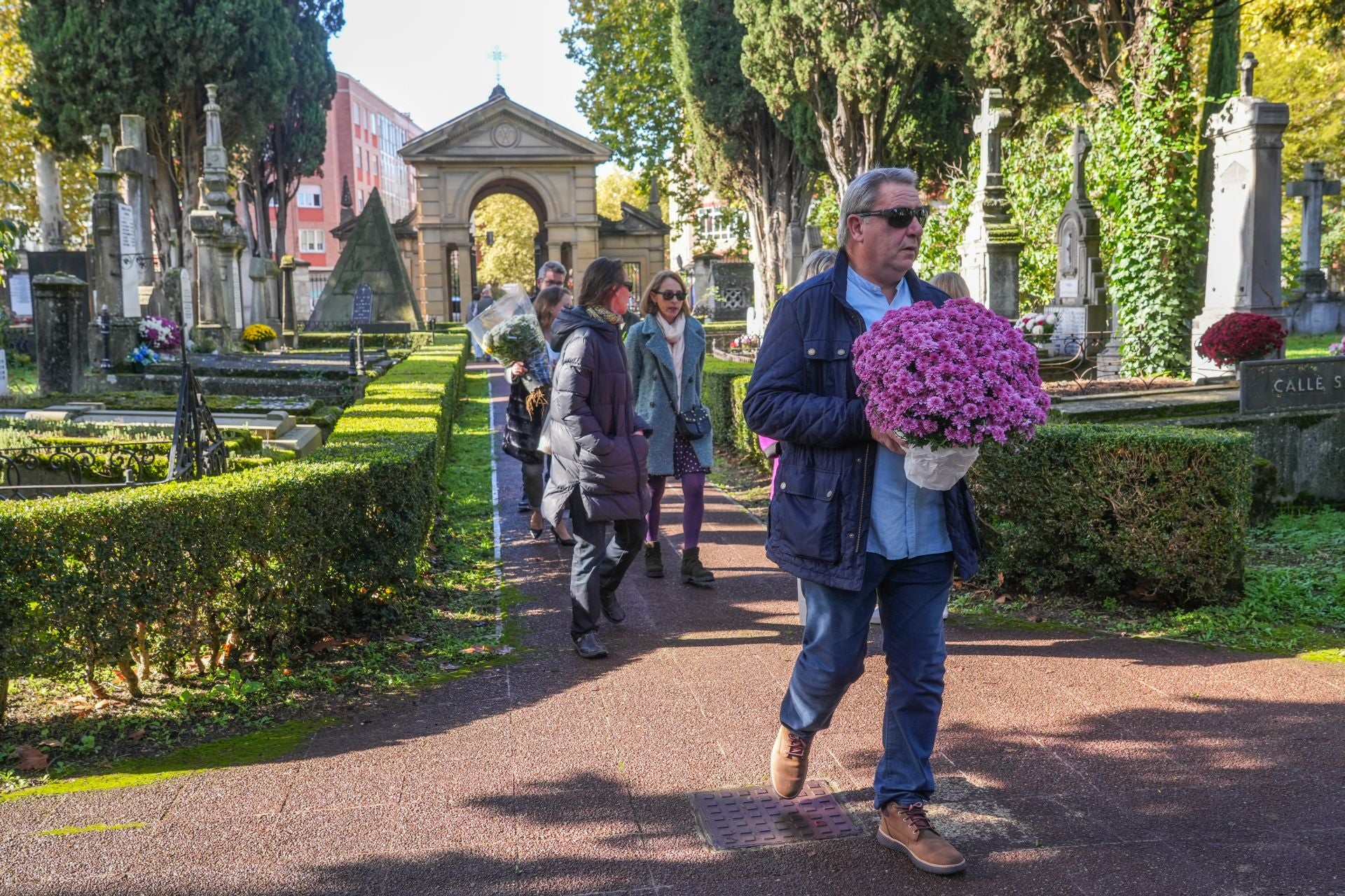 Flores y recuerdos en los cementerios vitorianos