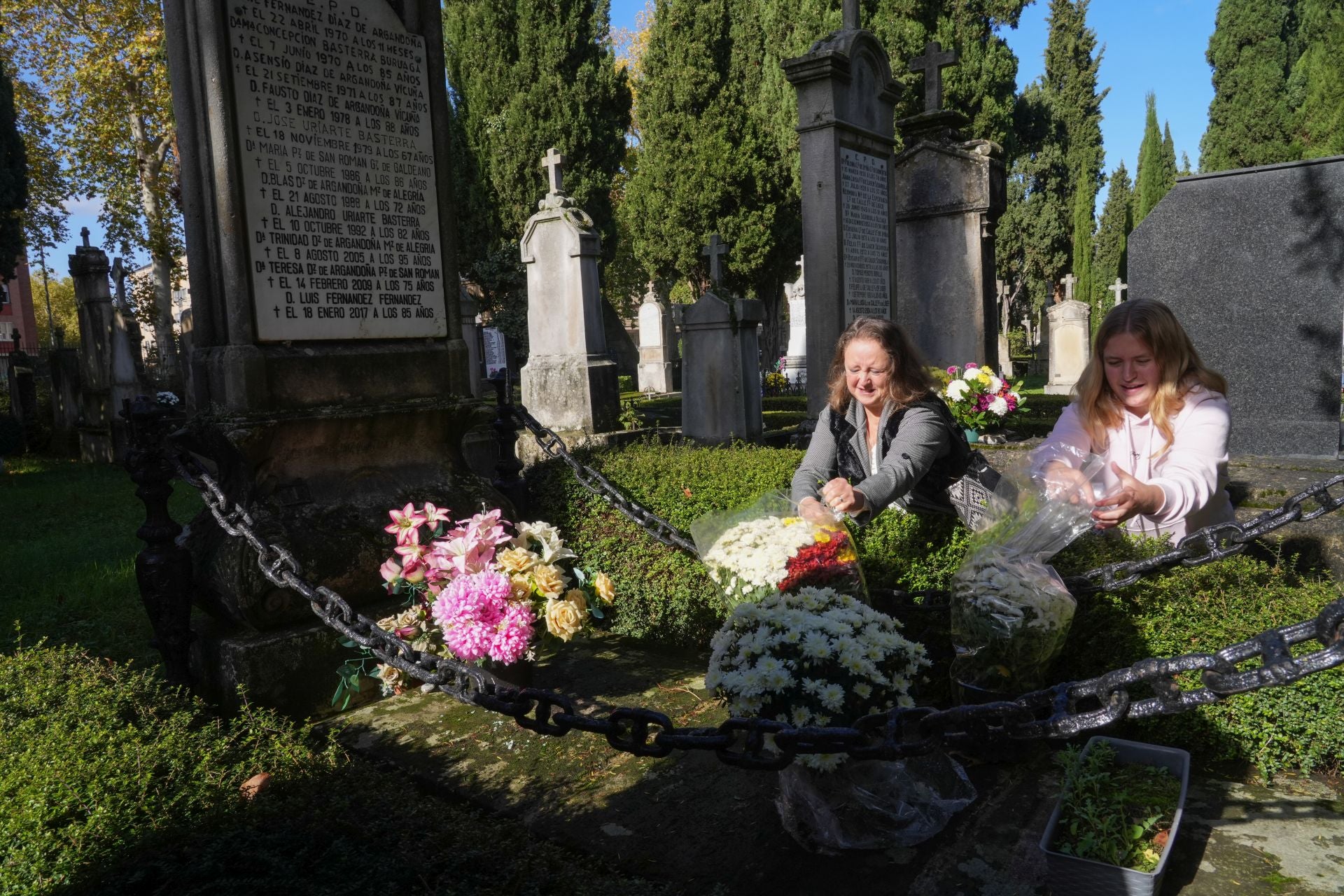 Flores y recuerdos en los cementerios vitorianos