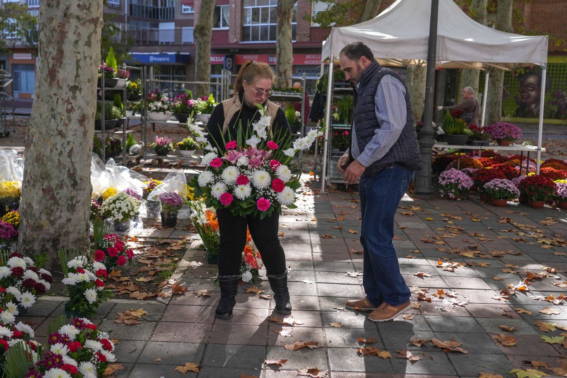 Flores y recuerdos en los cementerios vitorianos