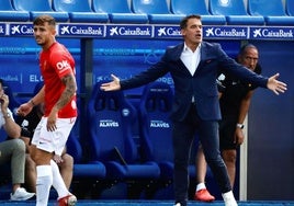 Luis García se dirige a sus jugadores en la visita a Mendizorroza de la temporada 2021-2022 con el Mallorca.