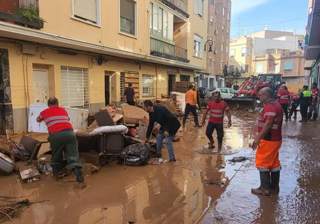 Vecinos y operarios colaboran con la retirada de material de las calles de Aldaia.