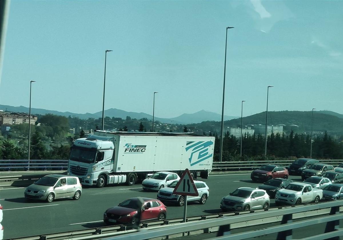 Finalizan las retenciones en la A-8 dirección Cantabria tras más de dos horas