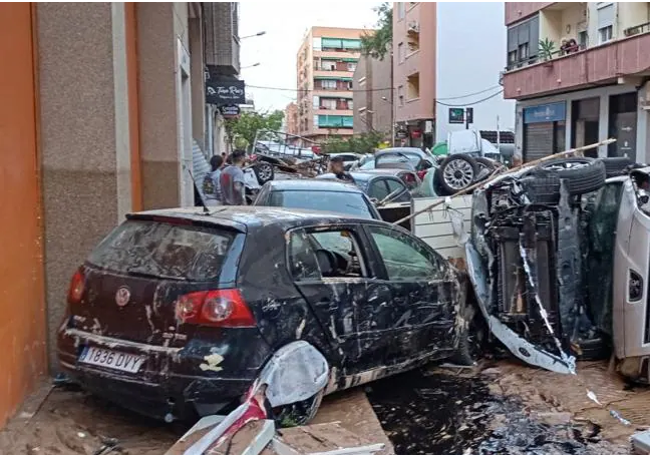 Coches destrozados en Benetússer.