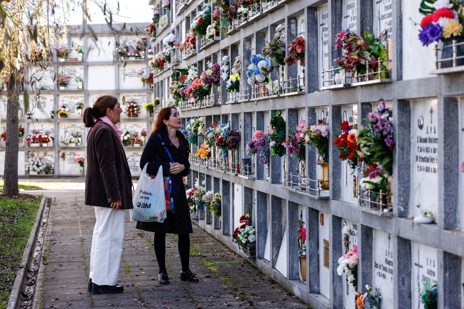 Flores y recuerdos en los cementerios vitorianos