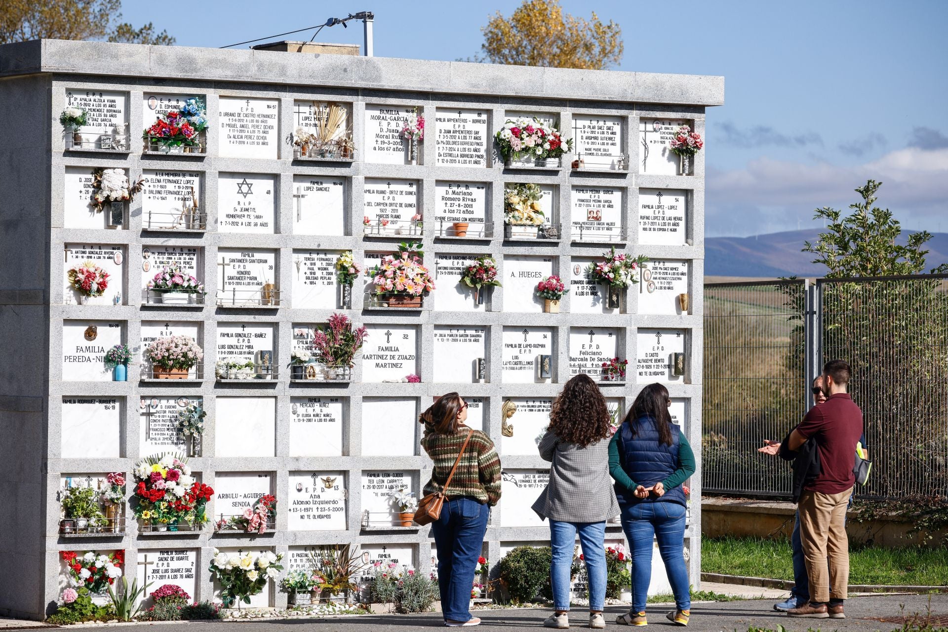 Flores y recuerdos en los cementerios vitorianos