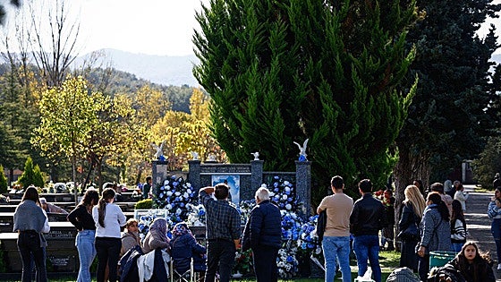 Flores y recuerdos en los cementerios vitorianos