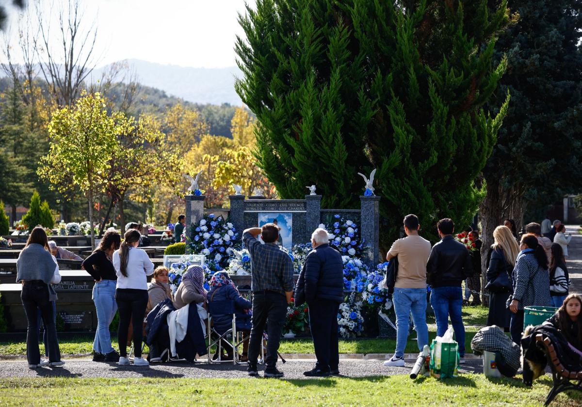 Flores y recuerdos en los cementerios vitorianos