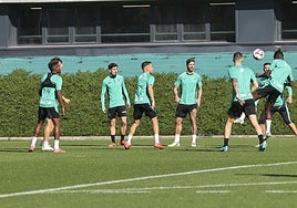 Djaló, Unai Gómez, Nico Serrano, Berenguer, Yeray, Sancet, Yuri y Nico Williams, durante el entrenamiento de este viernes.