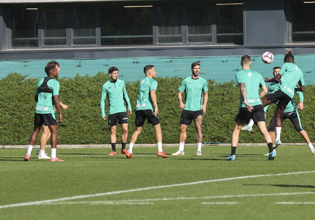 Djaló, Unai Gómez, Nico Serrano, Berenguer, Yeray, Sancet, Yuri y Nico Williams, durante el entrenamiento de este viernes.