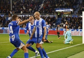 Jon Guridi celebra el gol de la victoria con Nahuel Tenaglia