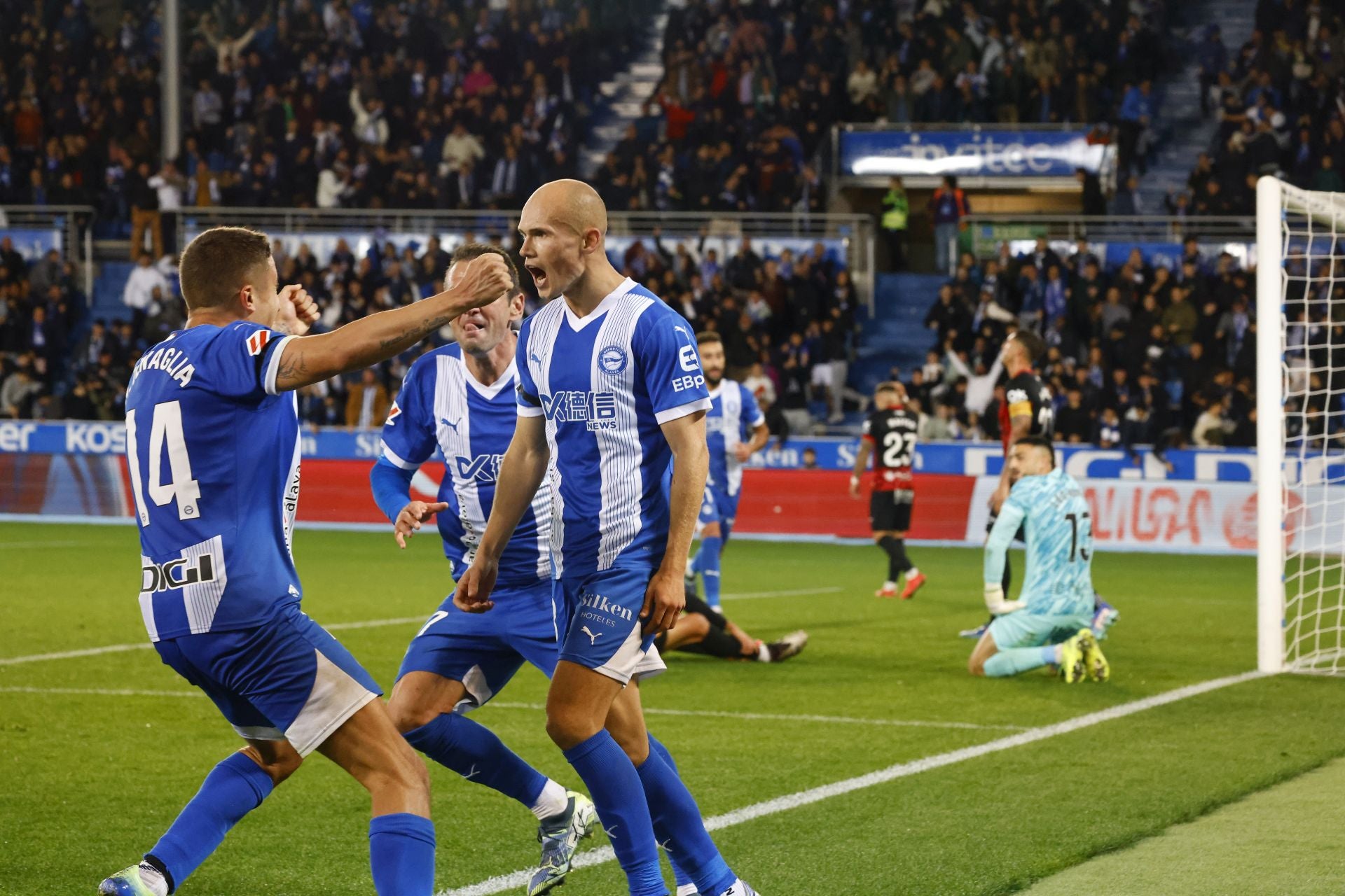 Jon Guridi celebra el gol de la victoria con Nahuel Tenaglia