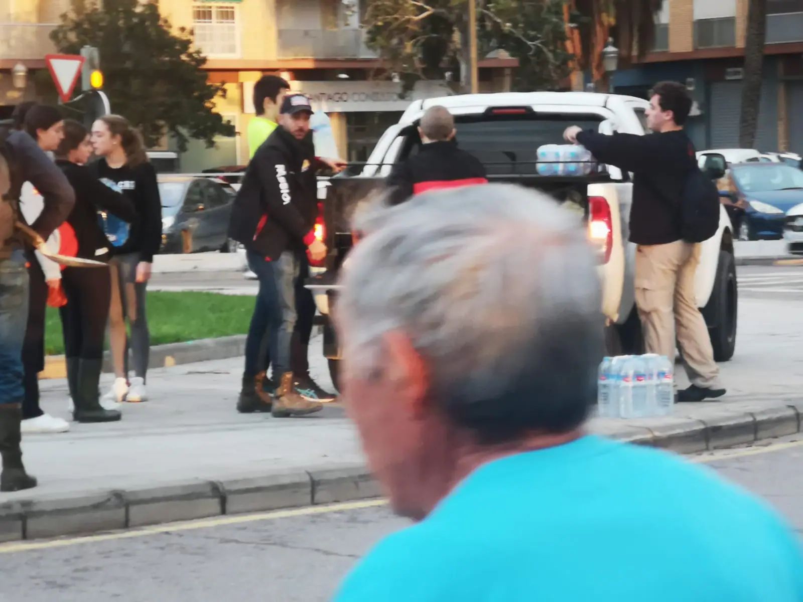 Fotos de la oleda de solidaridad: los valencianos acuden en masa a ayudar a los afectados por la DANA