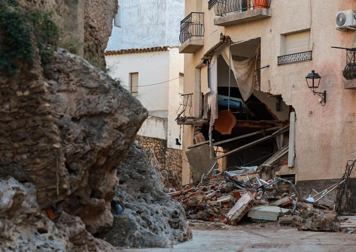 Imagen principal - El emotivo mensaje de Rozalén al vivir la tragedia en su pueblo de Letur: «Cuesta entenderlo sin verlo»