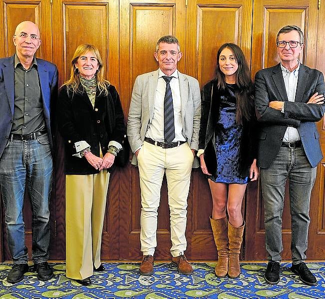 Luis Alfonso Gámez, Yenofa Arteche, Koldo Meso, Nina Araluze y César Coca.