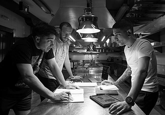 Reunión de trabajo. Eneko Axpe, Jon Sola y Julen Baz.