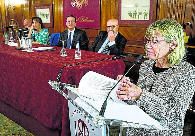 Teresa Cobo, durante su intervención ante una de las directoras del máster, los representantes del Gobierno vasco y la UPV, Enrique de Ybarra y el director de EL CORRE0.