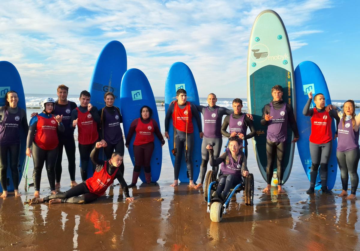 La asociación Haszten, la escuela Peña Txuri y la compañía Red Eléctrica colaboran en las clases de surf para chicos con discapacidad en Sopela.