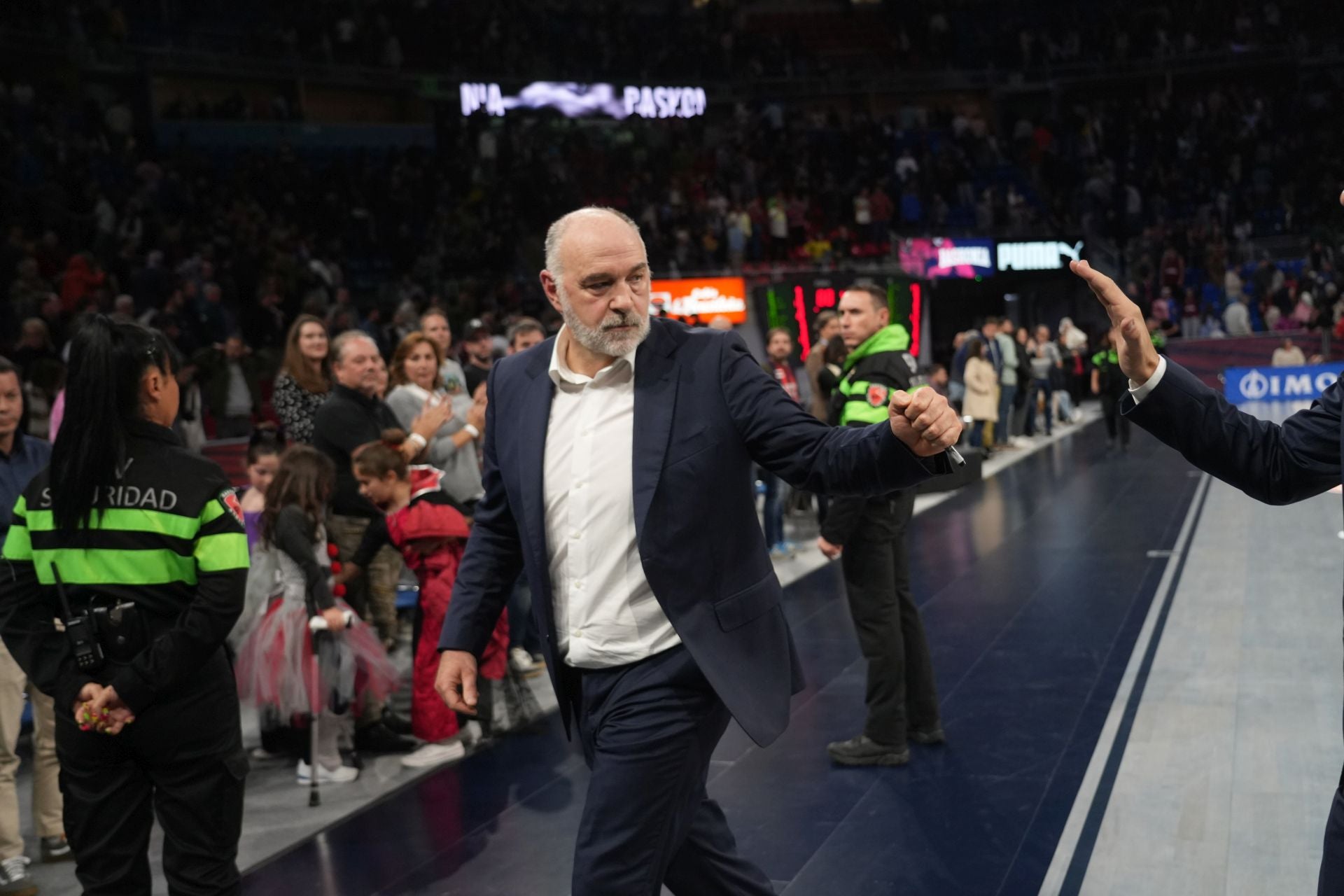 Laso celebra un triunfo del Baskonia en el Buesa Arena.