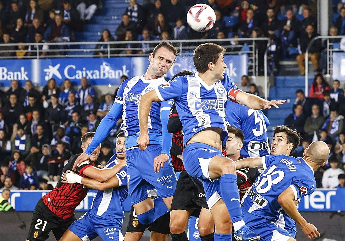 Guevara y Kike García se elevan para intentar imponerse en la enésima disputa aérea del partido.