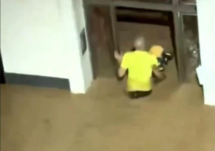 El rescate que se ha hecho viral de un profesor que salva de manera agónica a sus alumnos en plena DANA