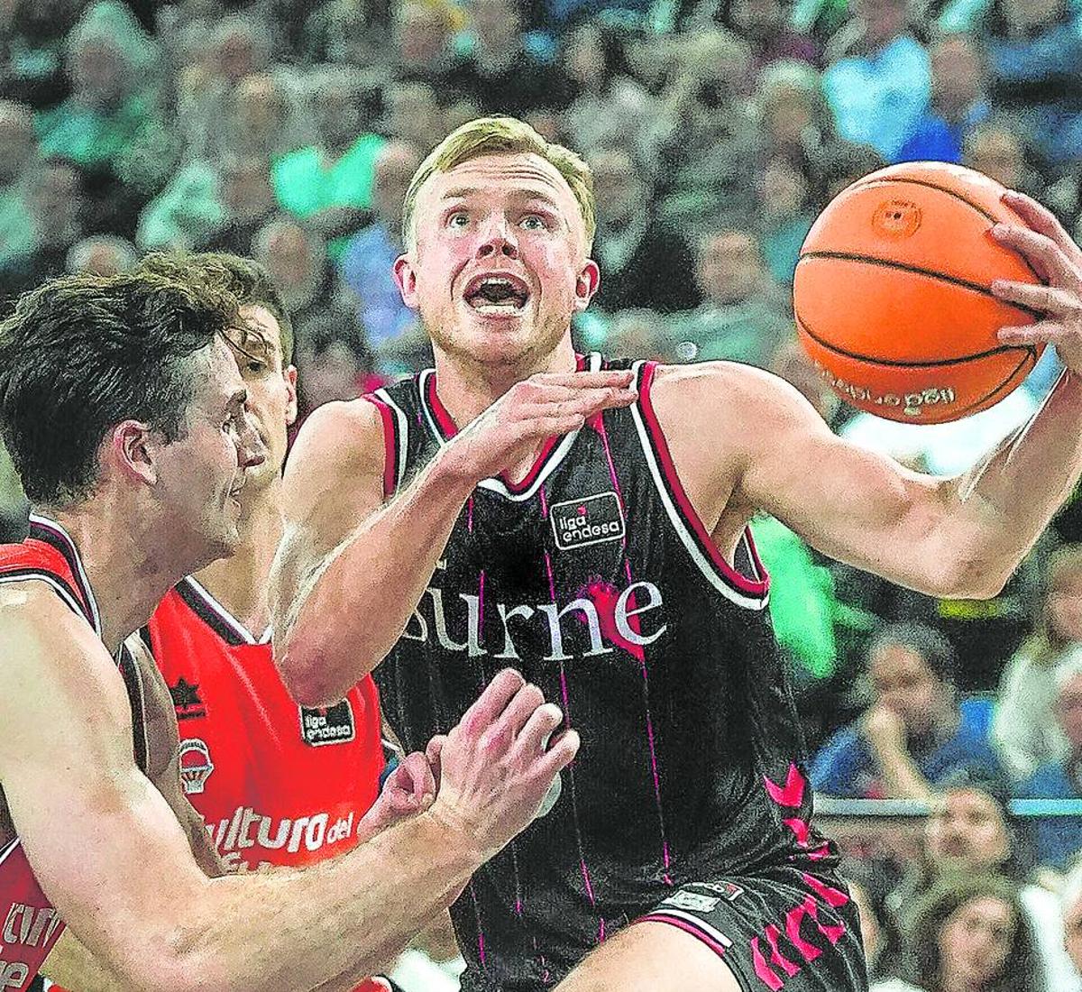 El Bilbao Basket llega a Granada después de haber jugador en Bulgaria el pasado miércoles.