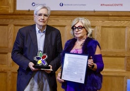 El cofundador de la librería Lagun Ignacio Latierro recibe el premio de Covite de manos de Consuelo Ordóñez.