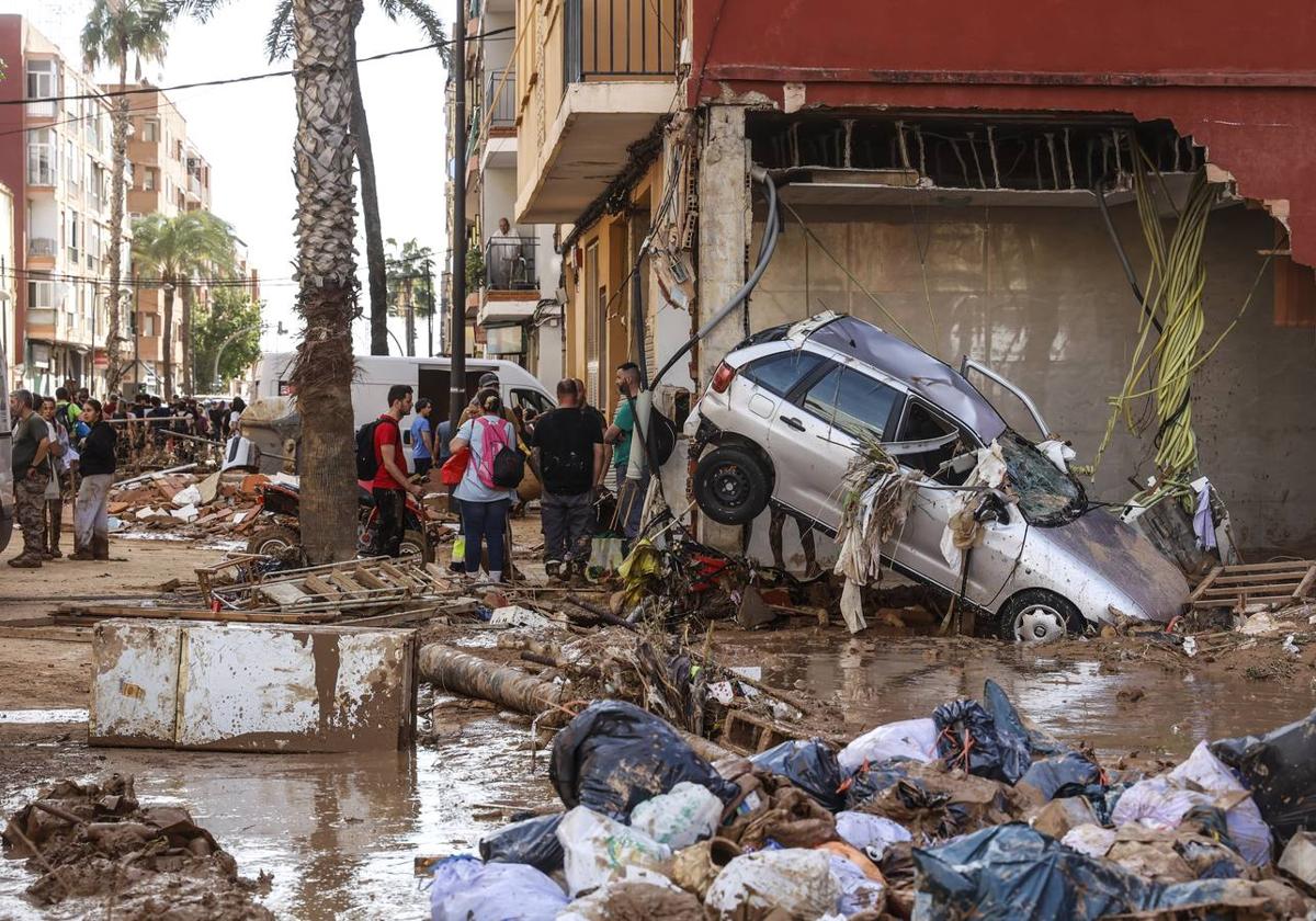 Varias personas limpian los estragos ocasionados por la DANA.