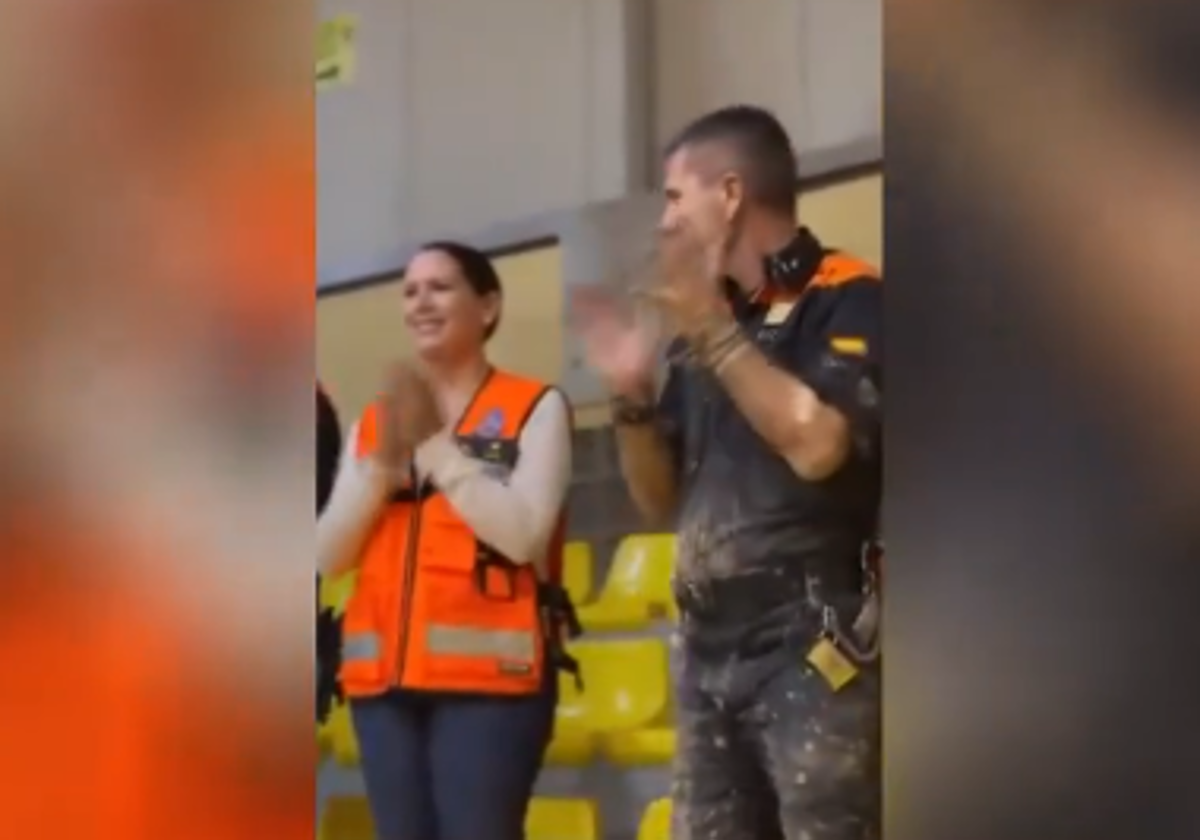 Integrantes de Protección Civil de Moncada celebrando la noticia.