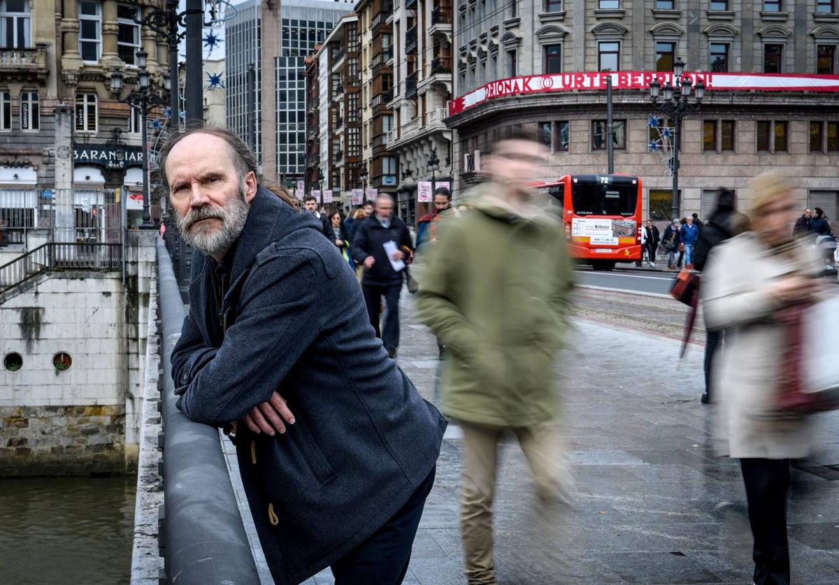 Salva Robles fotografiado en Bilbao en diciembre de 2023, cuando publicó 'Doble oscuridad'.