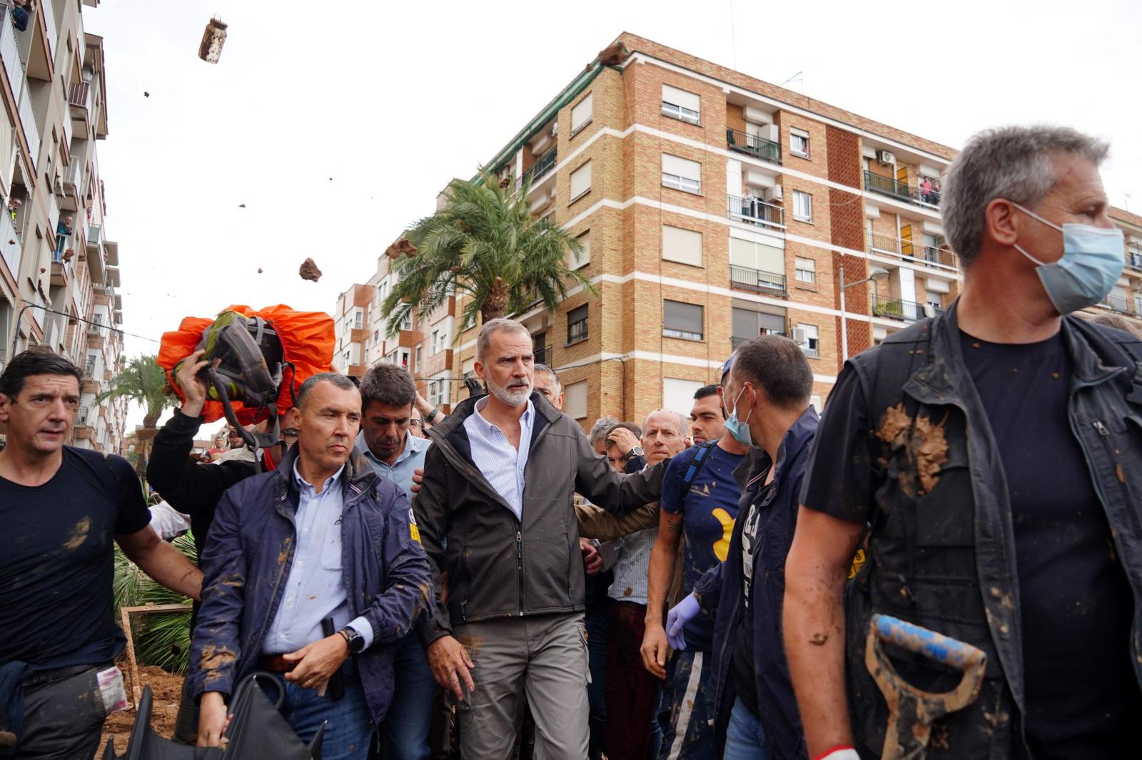 Las imágenes de la indignación ciudadana: los valencianos increpan y lanzan barro al Rey, Sánchez y Mazón