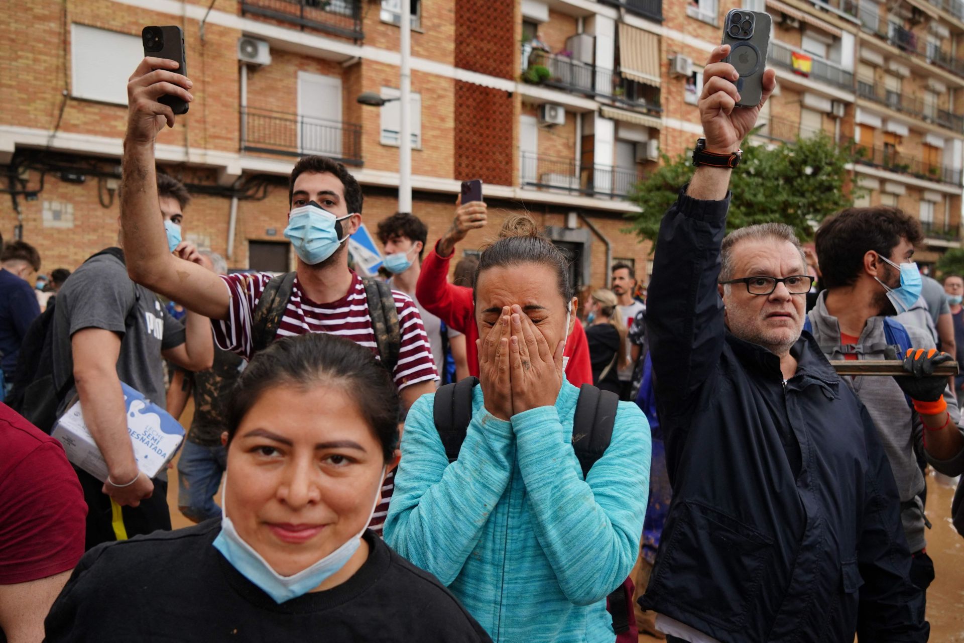 Las imágenes de la indignación ciudadana: los valencianos increpan y lanzan barro al Rey, Sánchez y Mazón